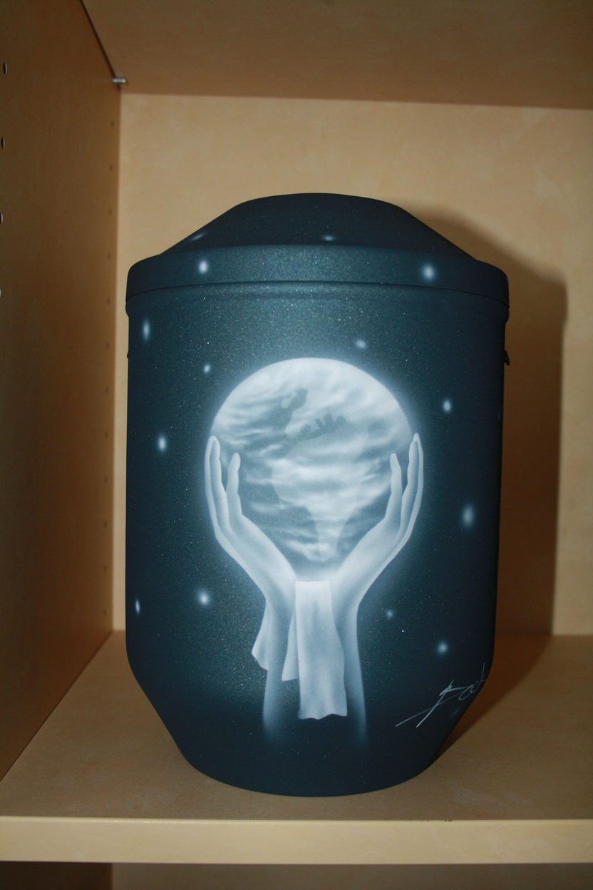 Grauer Beh&auml;lter mit einer k&uuml;nstlerischen Darstellung von H&auml;nden, die eine Erde mit Wolken halten.